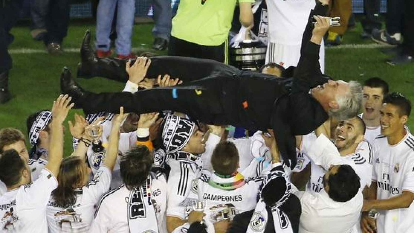 Carlo Ancelotti, manteado por los jugadores del Real Madrid tras ganar la Copa del Rey 2013/2014