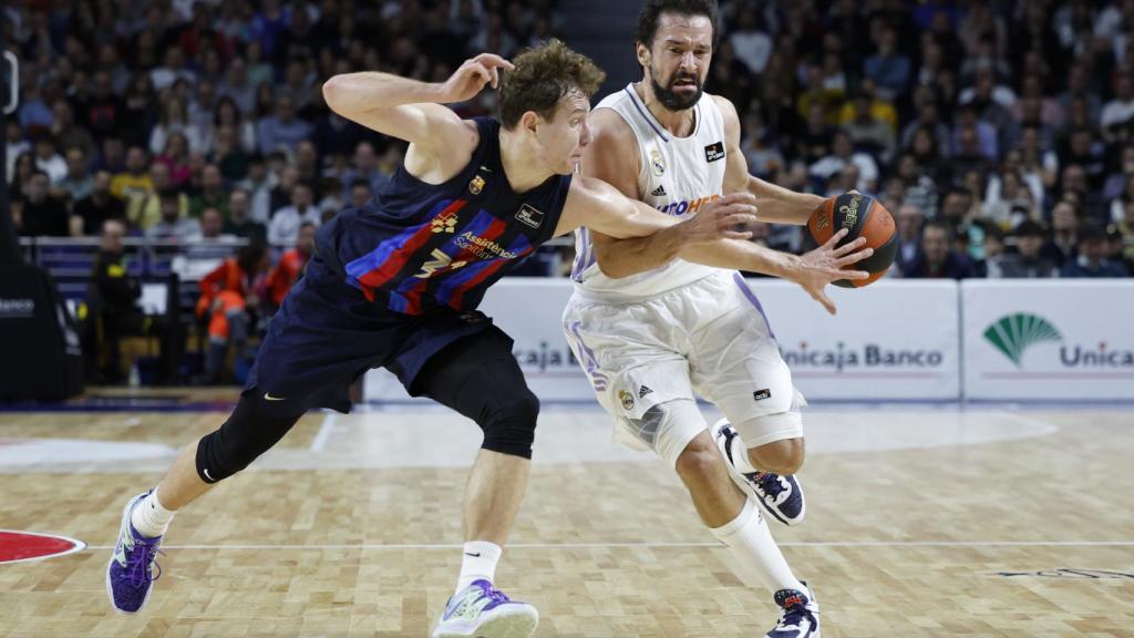 Llull lucha por entrar a canasta ante la oposición rival.