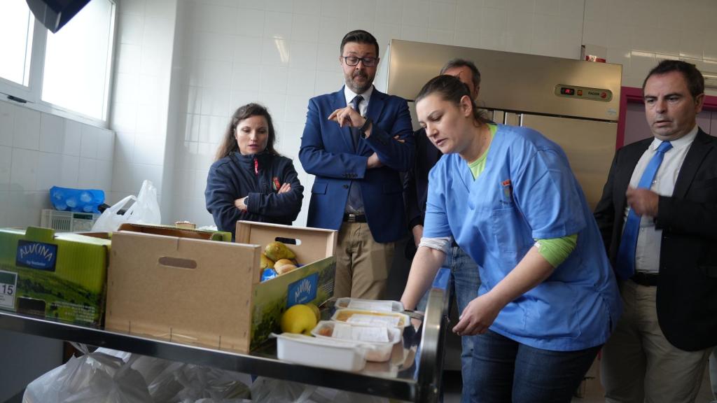 Trabajadores y autoridades en el comedor escolar del CEIP 'Remigio Laín' de Yuncler.