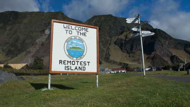 El archipiélago de Tristán de Acuña, en el Océano Atlántico, es el lugar habitado más remoto del planeta.