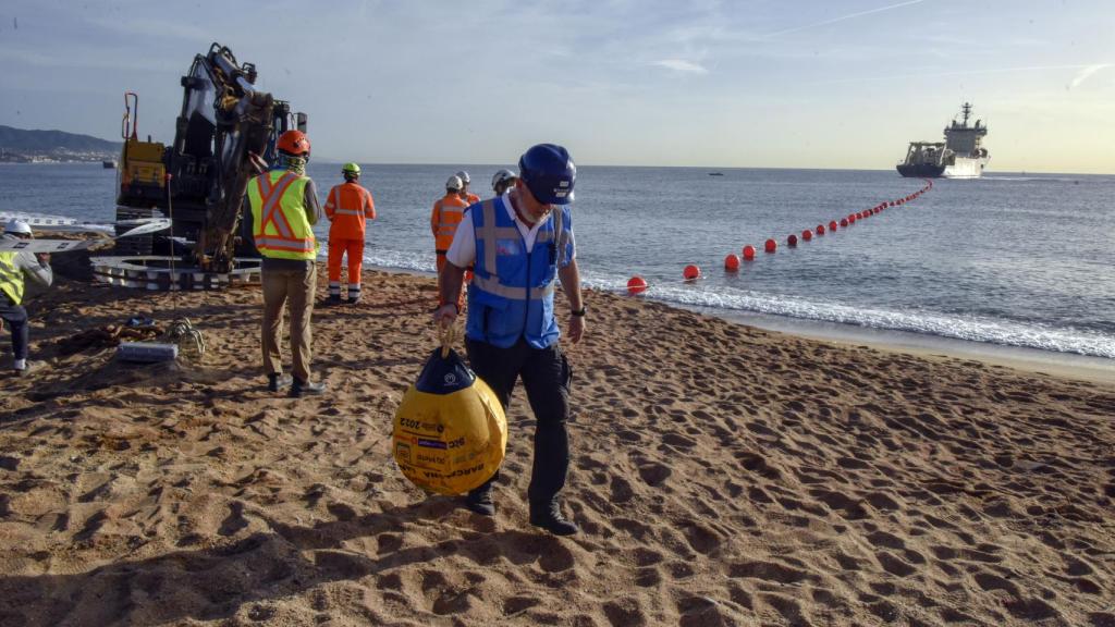 Un trabajador con la punta del cable submarino 2Africa a su llegada a la Barcelona Cable Landing Station (CLS) de Sant Adrià de Besòss (Barcelona).