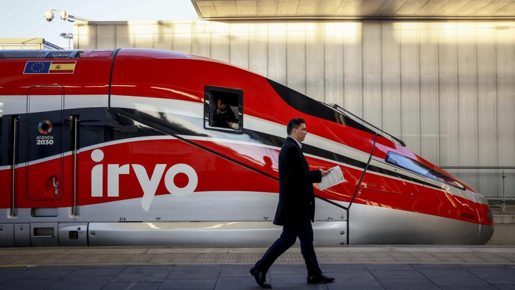 Una persona camina en el andén de la estación Joaquín Sorolla tras la llegada del tren Iryo