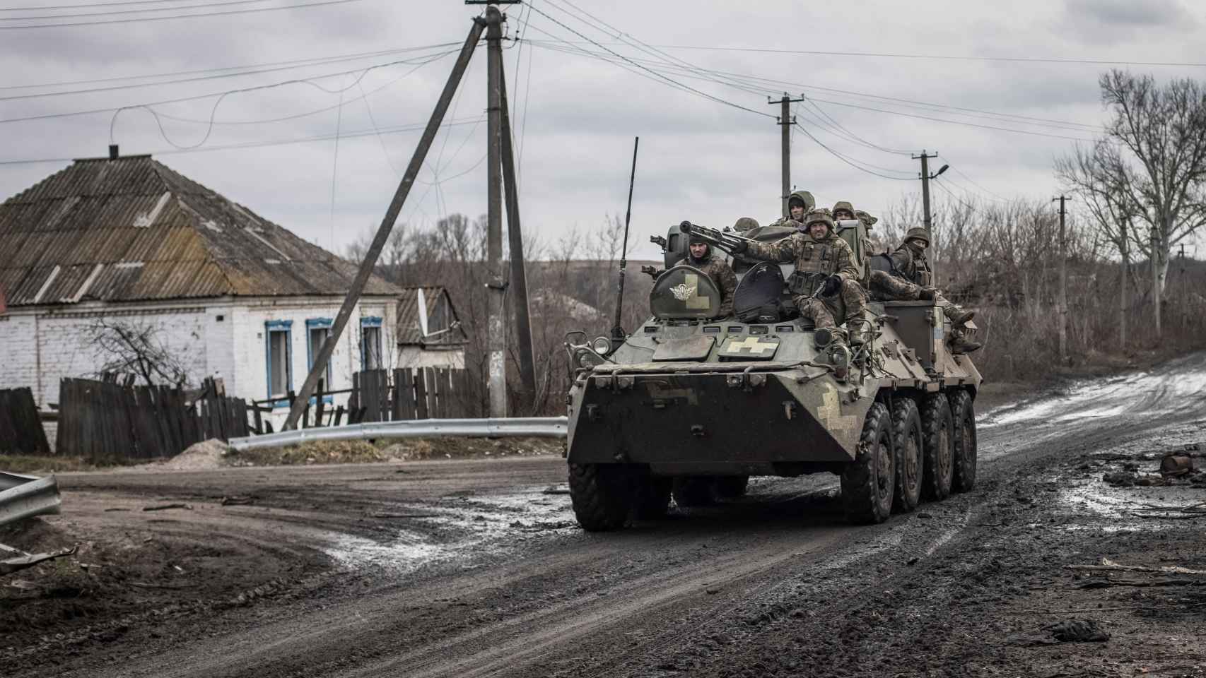 Militares ucranianos montan en un vehículo blindado de transporte de tropas (APC), mientras continúa el ataque de Rusia contra Ucrania, en la aldea de Torske, región de Donetsk, Ucrania, 30 de diciembre.