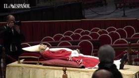 Miles de fieles asisten a la capilla ardiente de Benedicto XVI