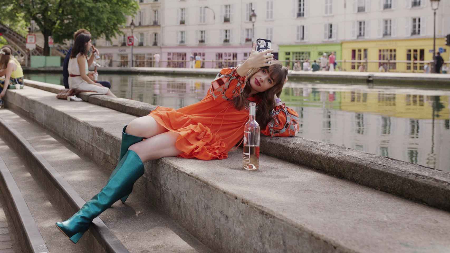 Fotograma de Emily in Paris (tercera temporada en Netflix).