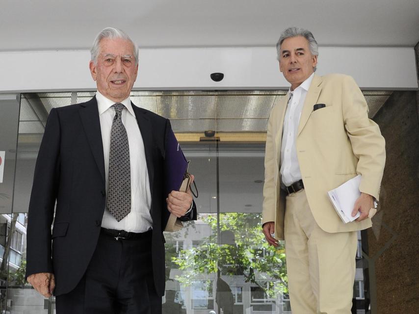 Mario Vargas Llosa junto a su hijo Álvaro.