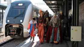 Imagen de archivo de los Reyes Magos llegando en tren