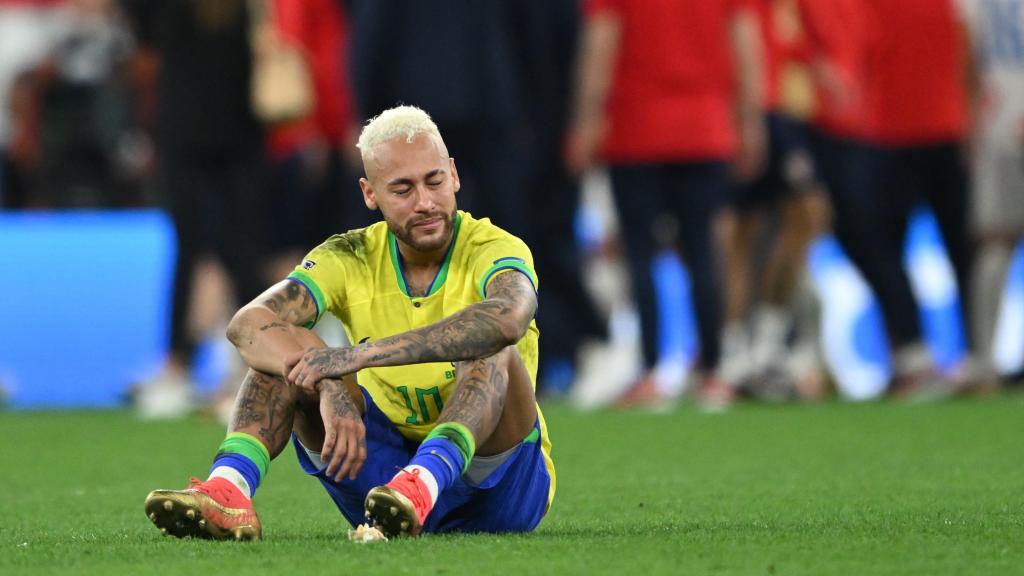 Neymar, llorando desconsolado tras la eliminación de Brasil del Mundial de Qatar 2022