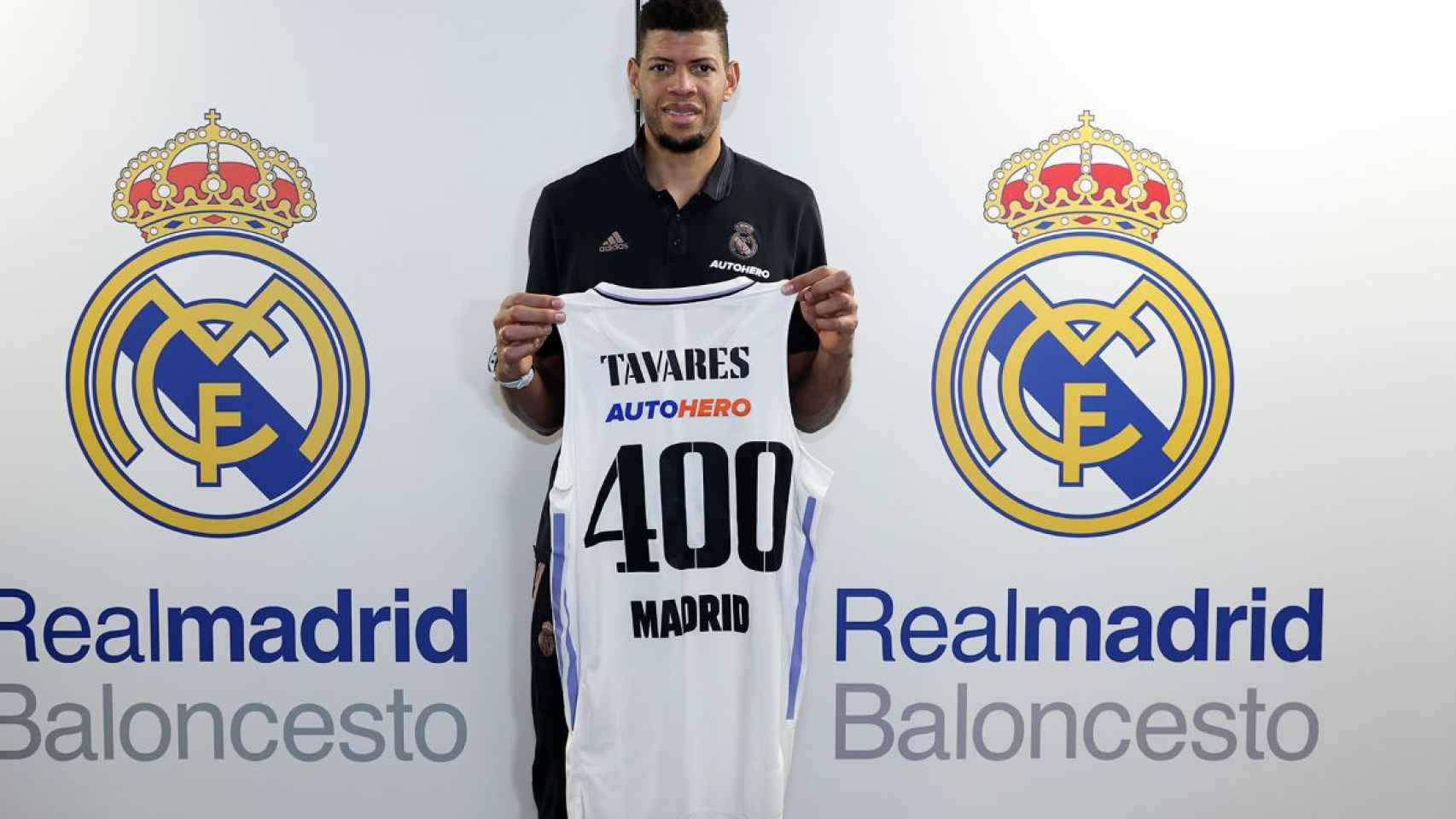 Walter Tavares, posando con la camiseta conmemorativa por su partido 400 con el Real Madrid de Baloncesto