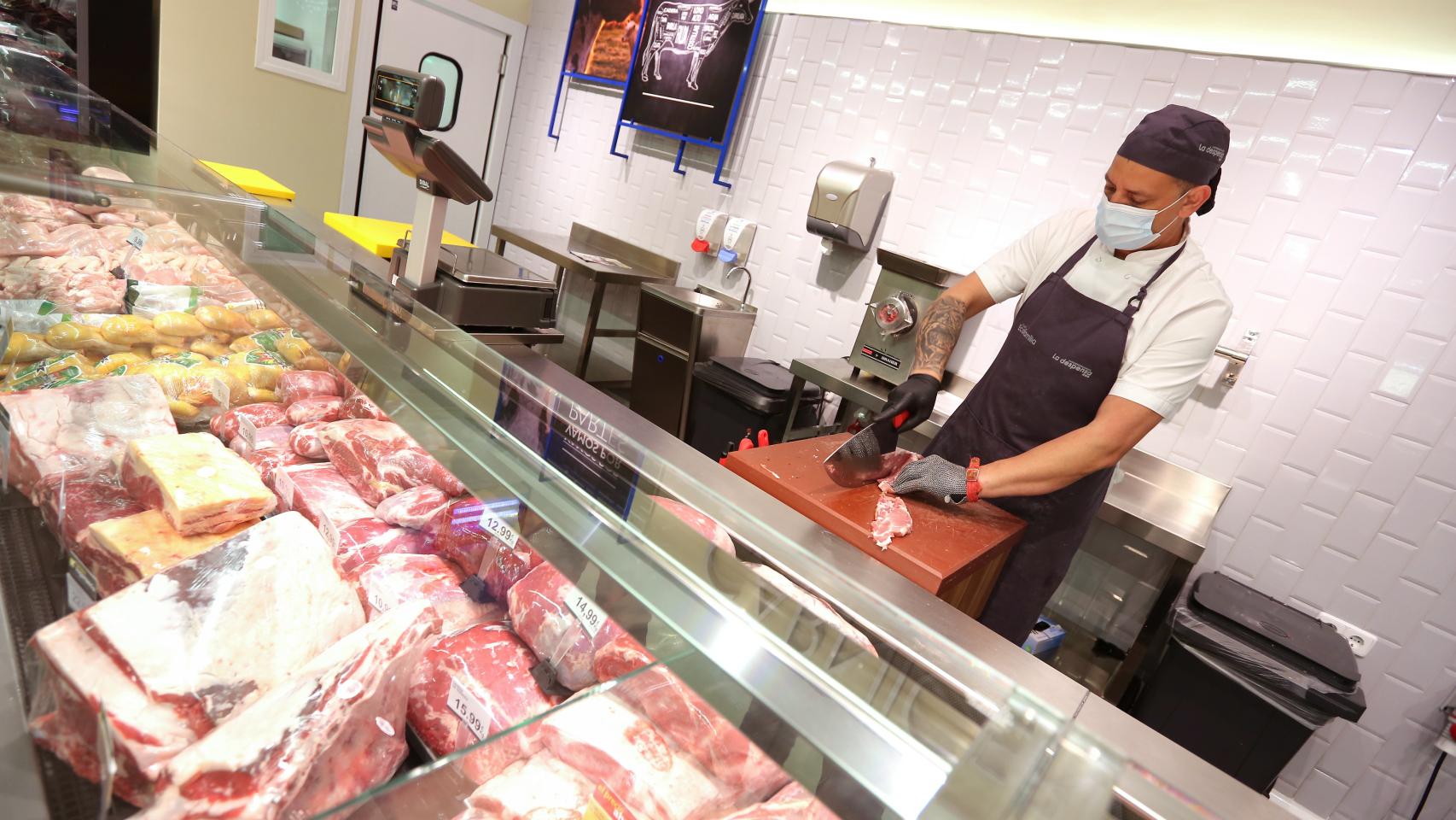Un carnicero trabajando en un supermercado de Toledo.