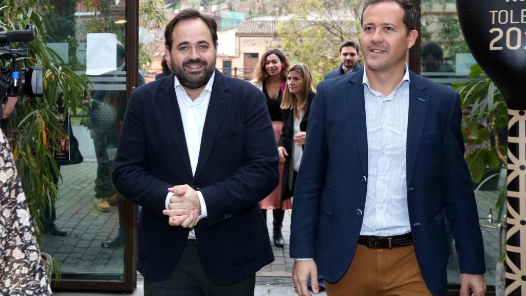 Paco Núñez y Carlos Velázquez entrando a la comida de Navidad del PP de Toledo hace escasos días.