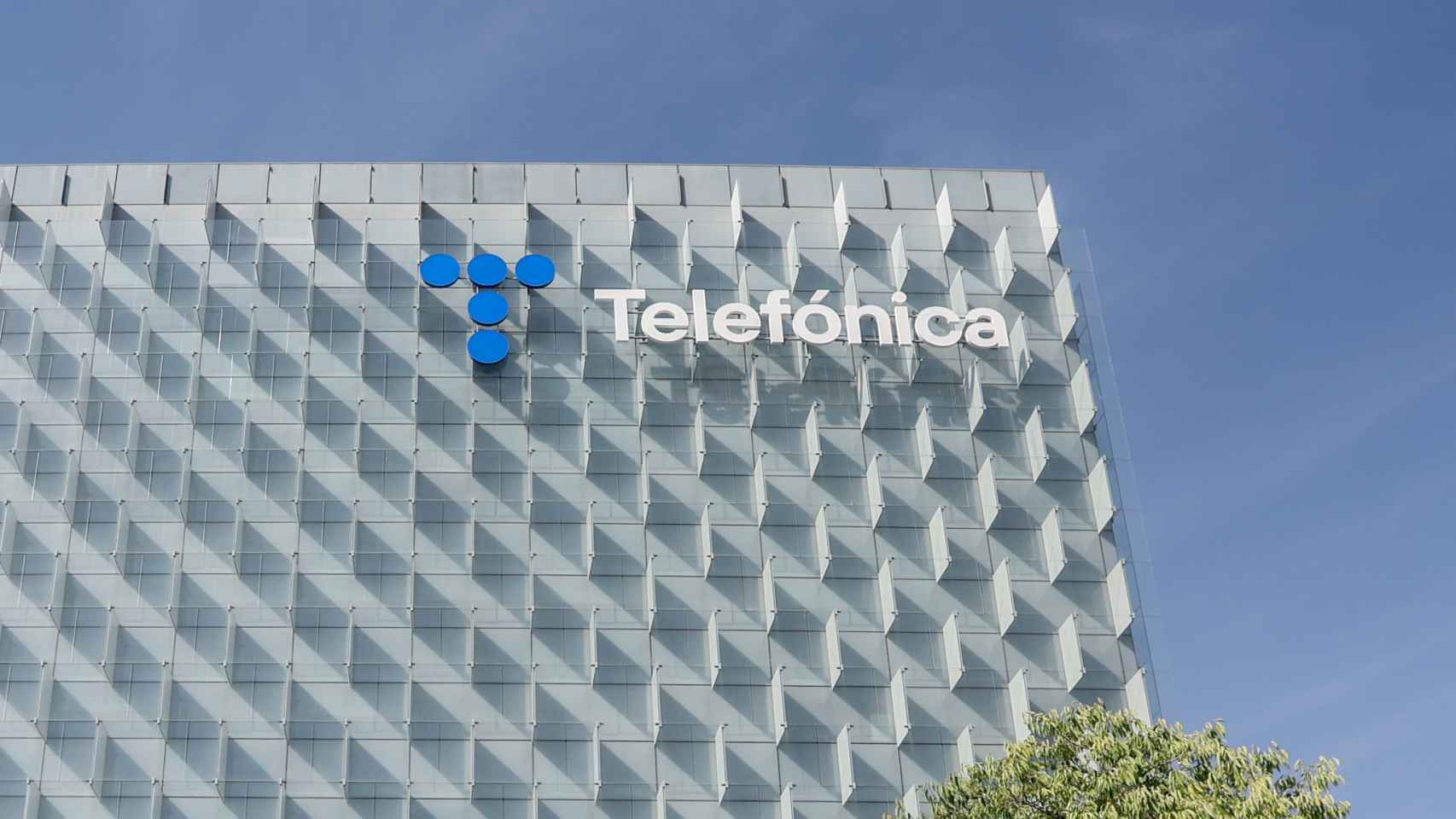 Fachada de la sede de Telefónica en la Ronda de la Comunicación (Madrid).