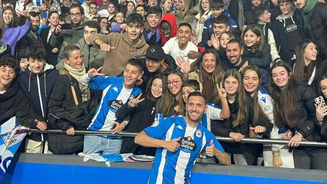 Lucas Pérez con los aficionados del Dépor en su presentación.