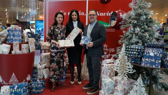 Elena Sobrino, directora del Aula Hospitalaria del Servicio de Pediatría, Cristina García de Albéniz, directora de El Corte Inglés Santiago de Compostela y Federico Martinón, jefe de Pediatría, en el acto de entrega