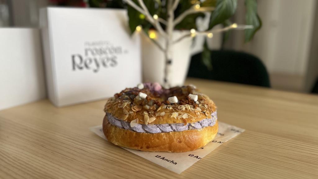 El roscón de The Omar relleno de violeta