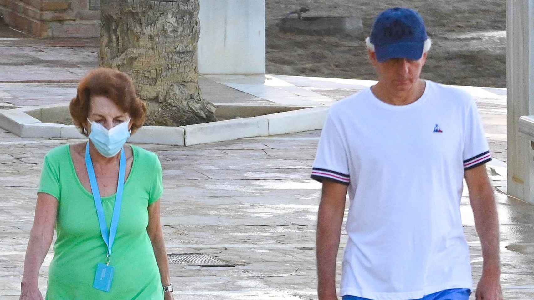 Patricia Llosa paseando junto a un amigo por las calles de Marbella, en agosto de 2021.