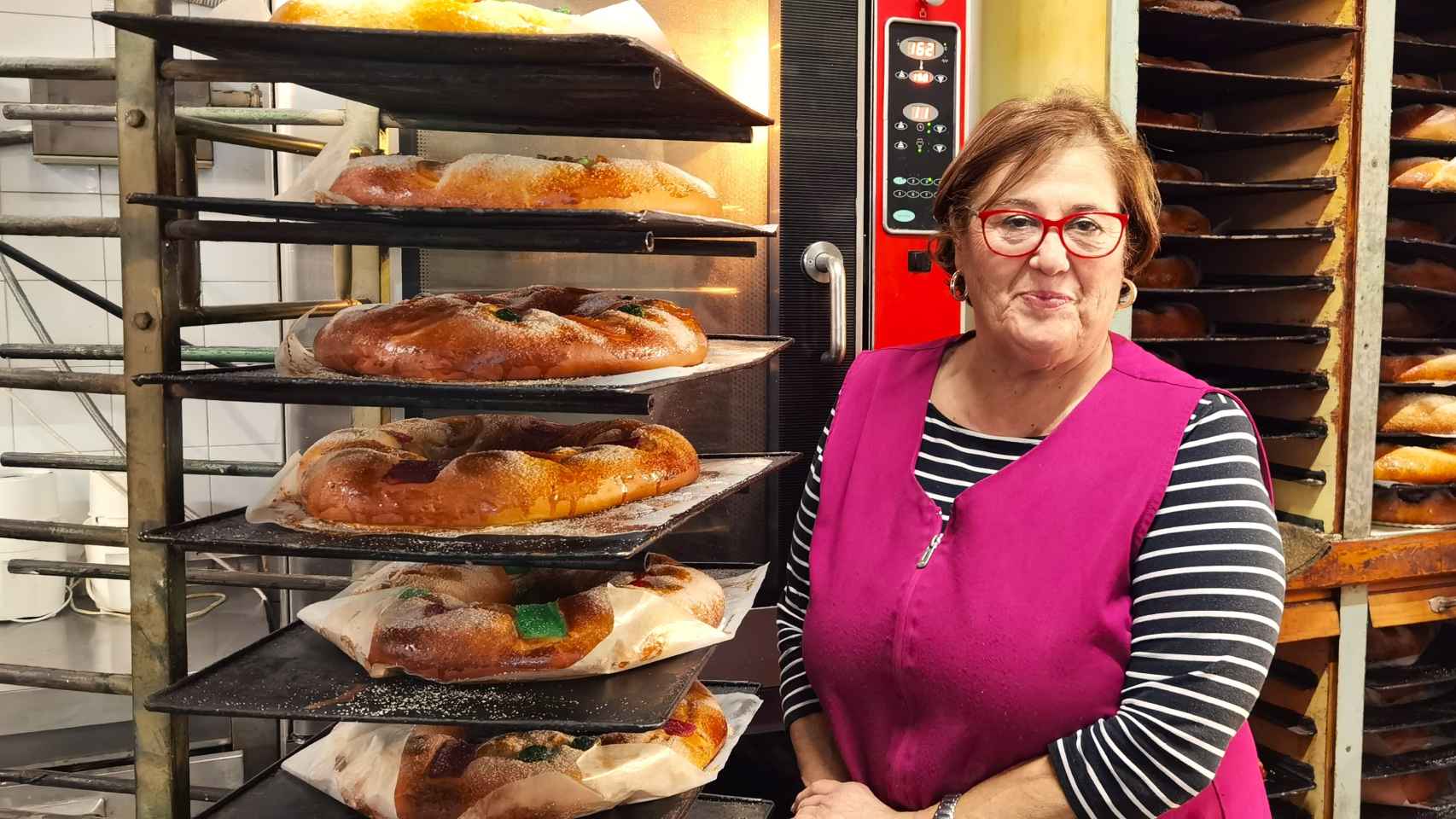 Juani de Gea, en su horno La boutique del pan rodeada de los roscones de Reyes.
