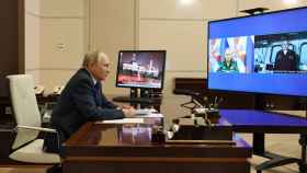 El presidente ruso, Vladímir Putin, asiste a la videoconferencia del lanzamiento de la fragata Admiral Gorshkov junto con el ministro de Defensa ruso, Serguéi Shoiugú
