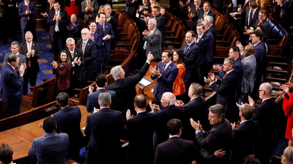 El líder republicano de la Cámara, Kevin McCarthy (R-CA), reconoce los aplausos en el piso de la Cámara antes de otra ronda de votación para un nuevo presidente de la Cámara en el segundo día del 118º Congreso en el Capitolio de los EE. UU. en Washington.