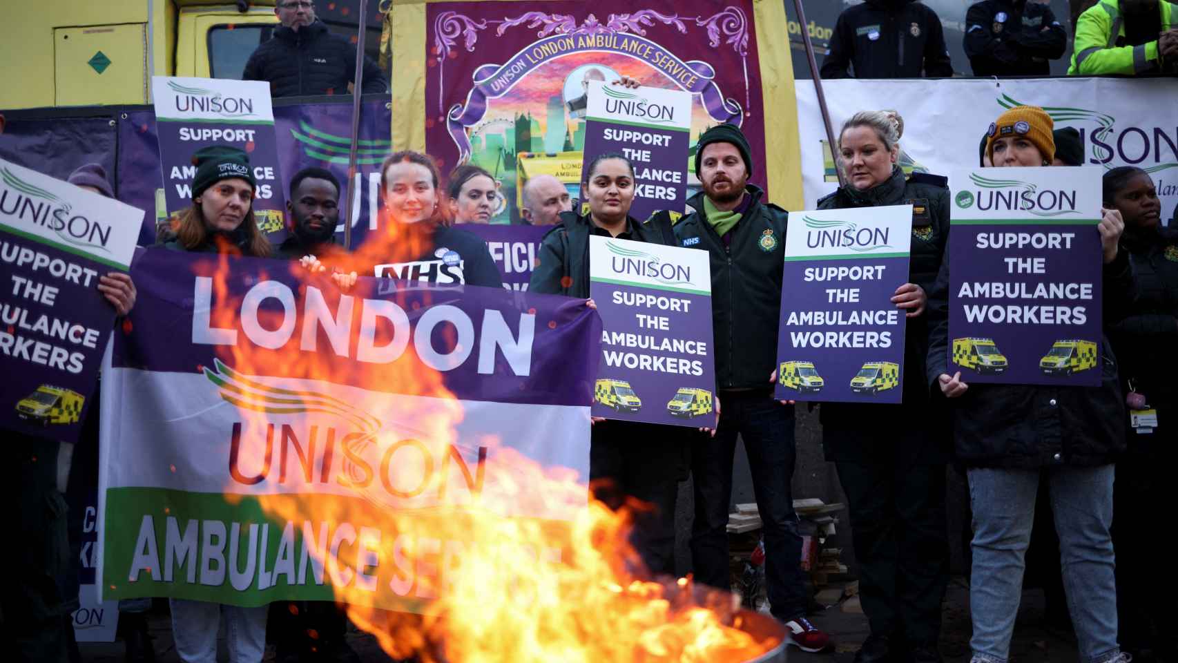 Trabajadores de ambulancias en Reino Unido participan en una huelga en medio de una disputa con el gobierno sobre el salario del NHS.