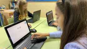 Dos estudiantes, ante un ordenador.