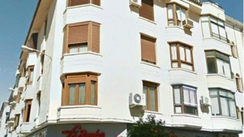 Edificio donde hay un piso en alquiler en Ronda por 520 euros al mes.