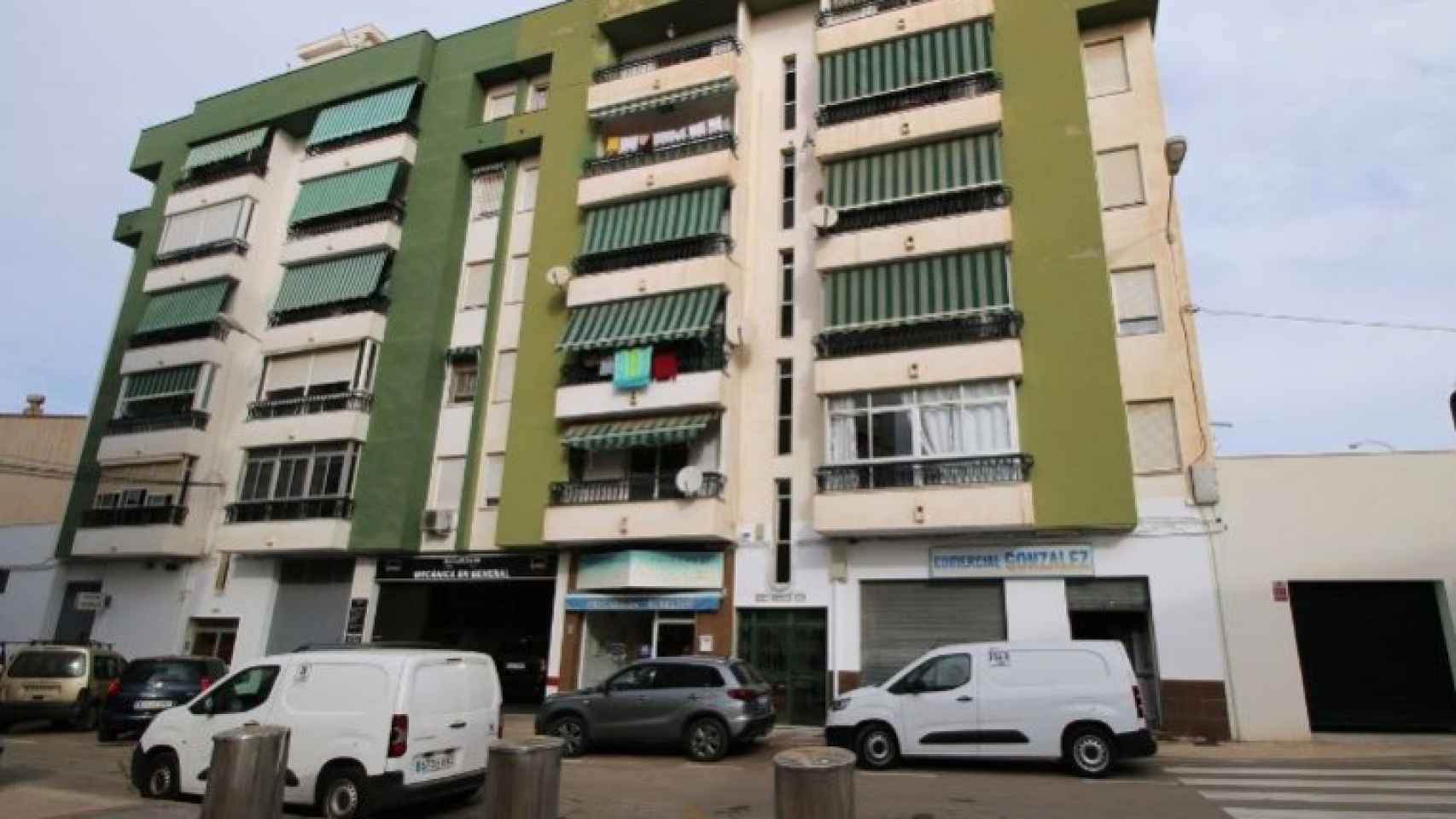 Un edificio donde se alquila un piso en Vélez Málaga.