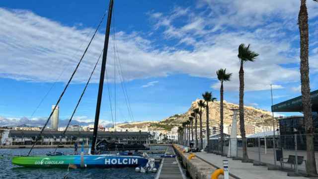 Los barcos de la regata ya han empezado a llegar al Puerto de Alicante.