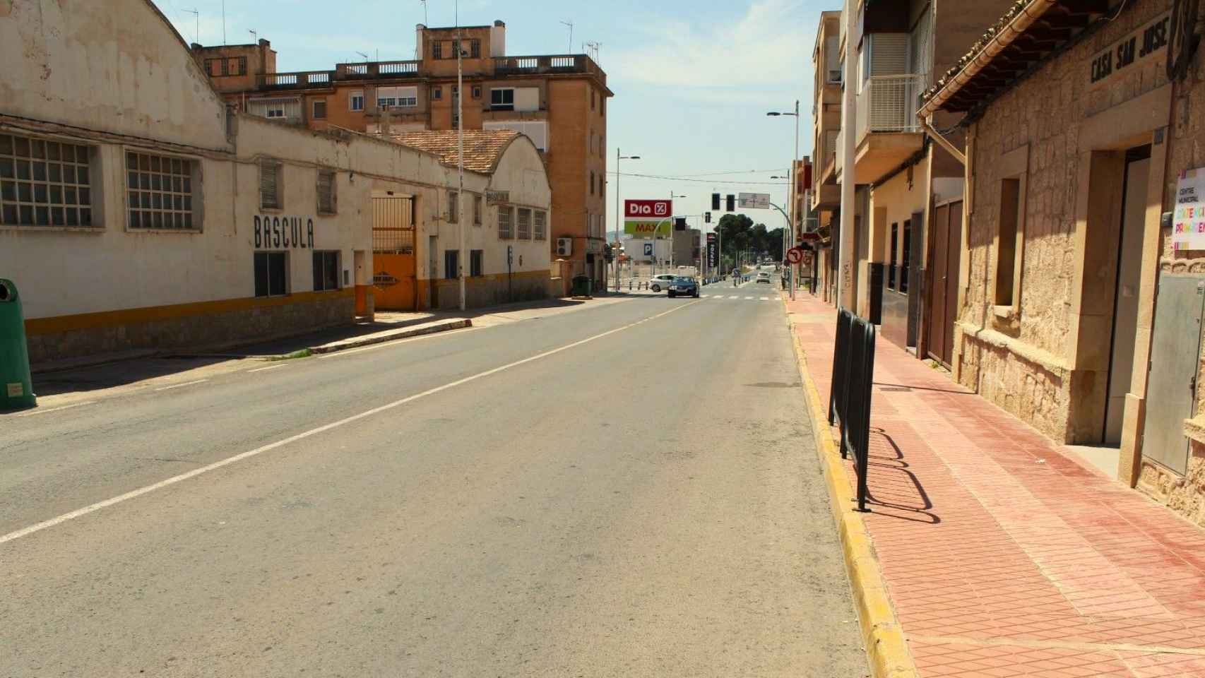 La avenida de los Reyes Católicos en Novelda, donde se encuentran la gasolinera y el supermercado atracados.