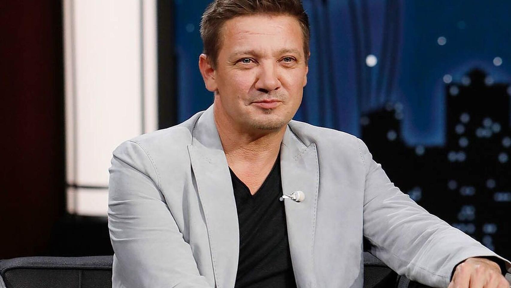 Jeremy Renner agradece a sus fans con un selfi el apoyo tras su accidente: Os mando amor a todos