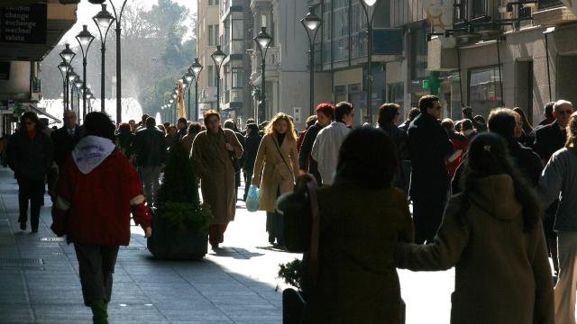 Viandantes por la calle Santiago de Valladolid