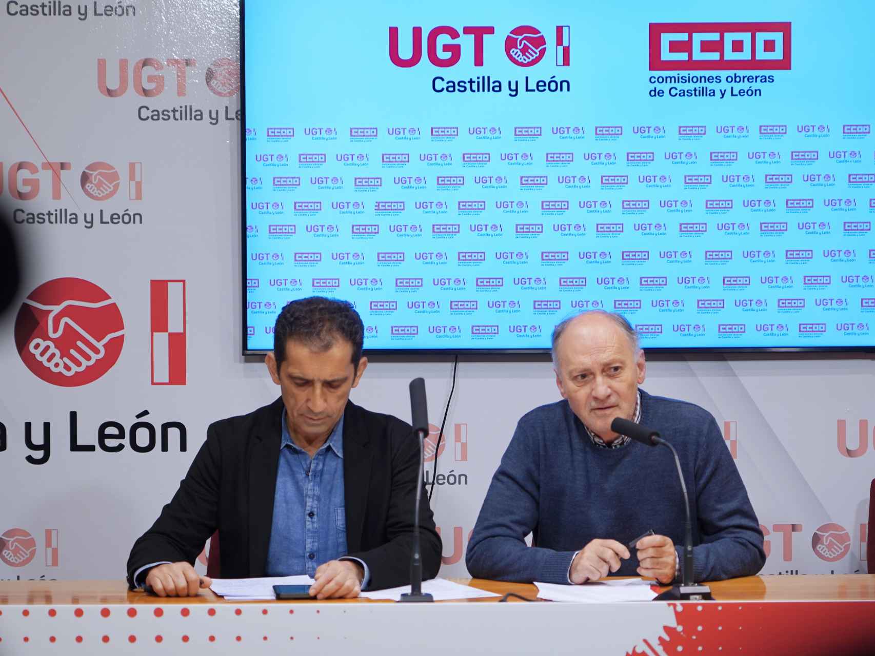 Los dirigentes de CCOO y UGT en Castilla y León, Vicente Andrés y Faustino Temprano, en una imagen de archivo.