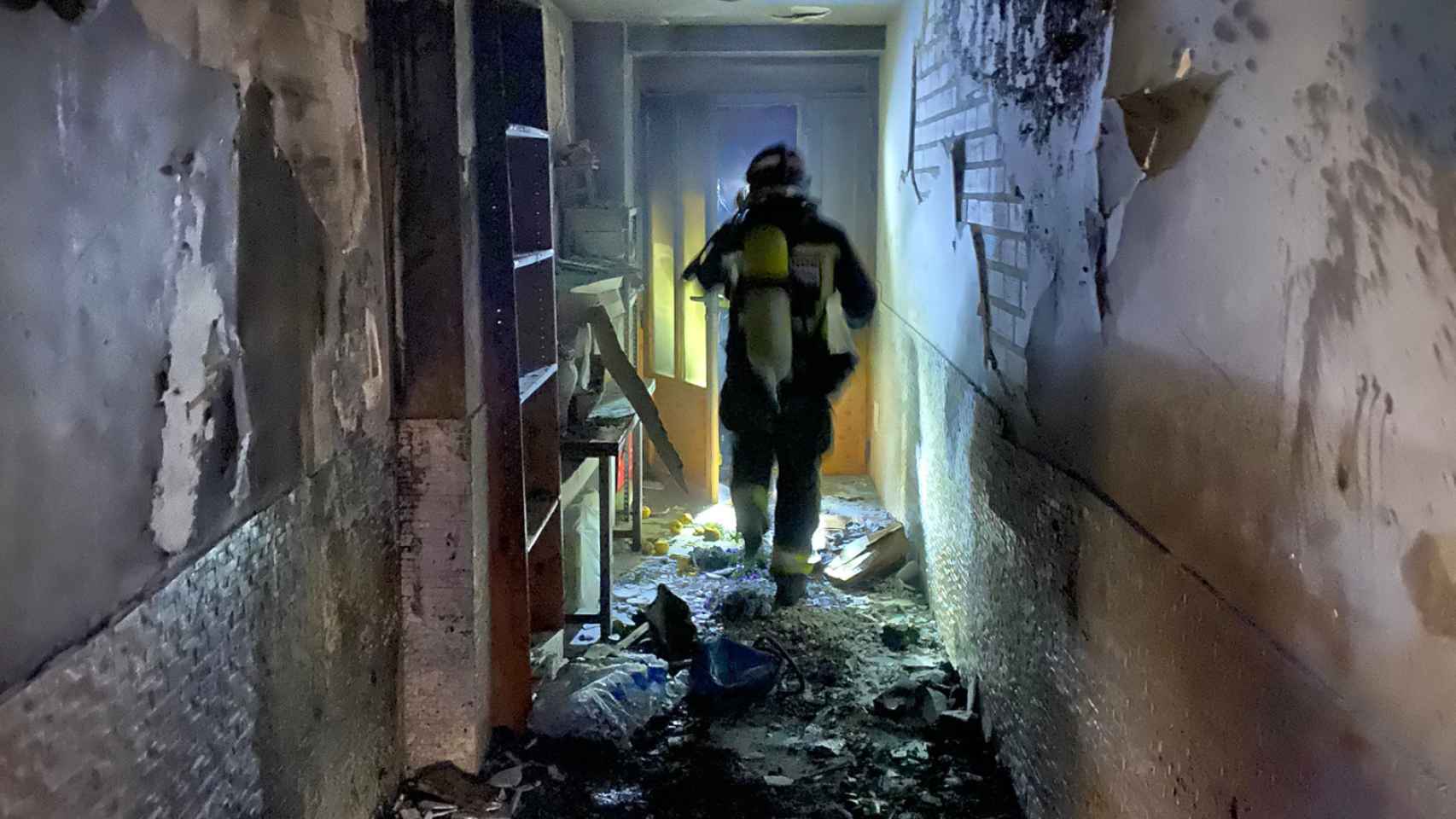 Bomberos en el incendio en una vivienda de la Plaza Mayor de Mansilla de las Mulas