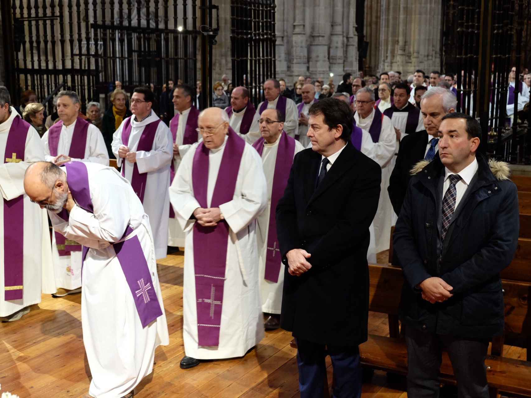 El presidente de la Junta, Alfonso Fernández Mañueco, asiste a la misa por Benedicto XVI en la Catedral de Salamanca, este miércoles.