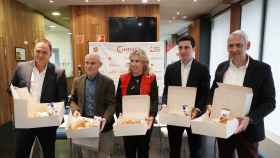 El presidente de Cámara de Valladolid y la presidenta de Cruz Roja en Valladolid durante el acto de entrega de roscones