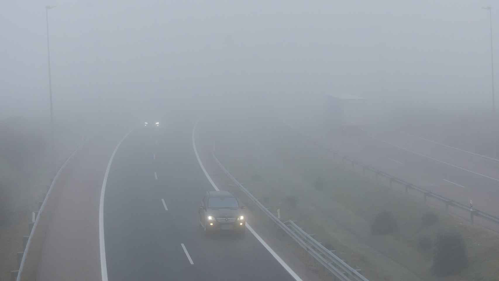 En la imagen la autovía A-62 a su paso por Ciudad Rodrigo (Salamanca) con una espesa niebla.