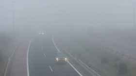 En la imagen la autovía A-62 a su paso por Ciudad Rodrigo (Salamanca) con una espesa niebla.
