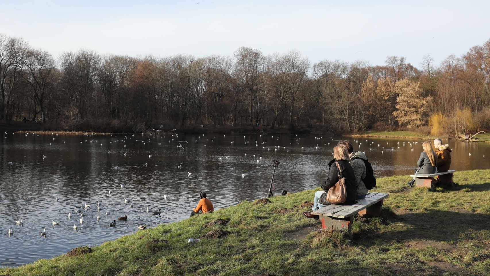 Varias personas descansando en un parque de Varsovia el pasado 1 de enero.
