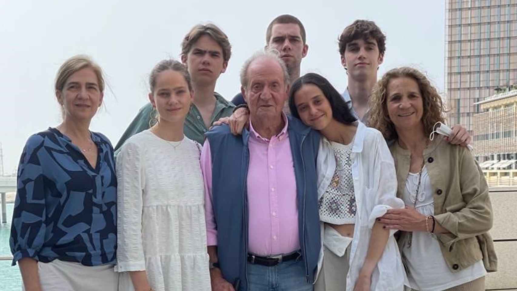 El rey Juan Carlos junto a sus hijas y nietos en Emiratos Árabes.
