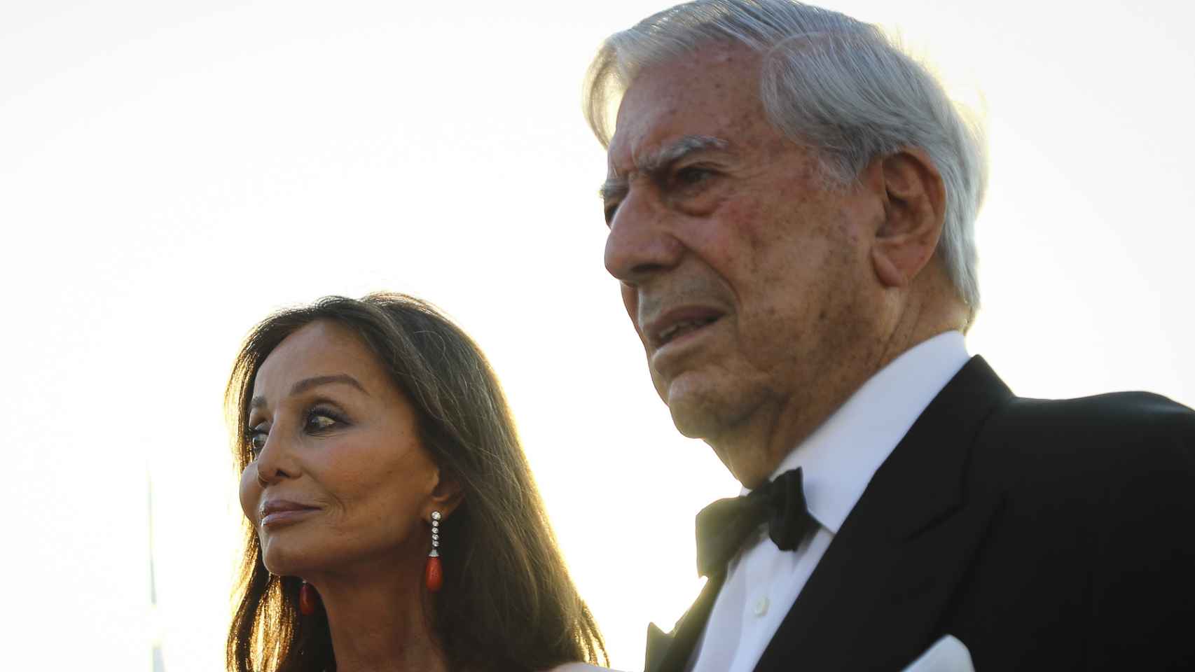 El Premio Nobel Mario Vargas Llosa e Isabel Preysler en un acto público en julio de 2018.