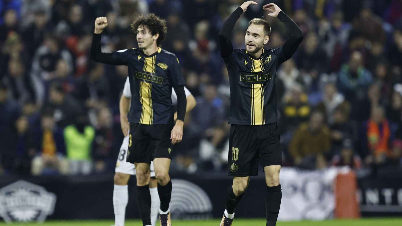 Los jugadores del Intercity celebran un gol contra el FC Barcelona