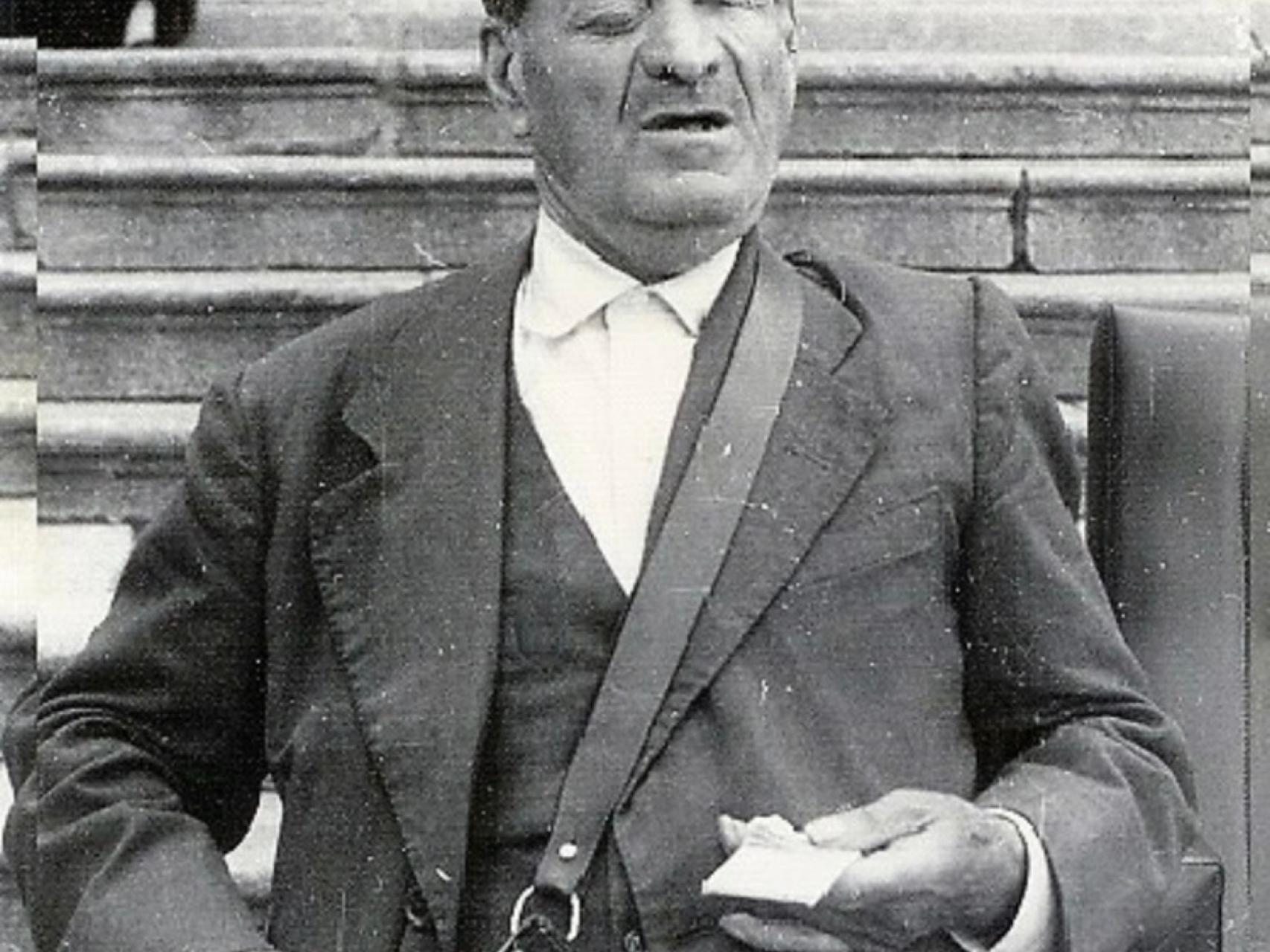Adrián 'el Ciego' vendiendo papeletas en las escaleras del Teatro Rojas de Toledo.