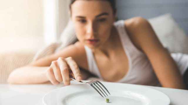 Imagen de archivo de una adolescente que mantiene la dieta