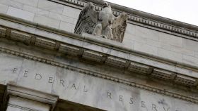 Un águila en la entrada de la sede de la Reserva Federal en  Washington.