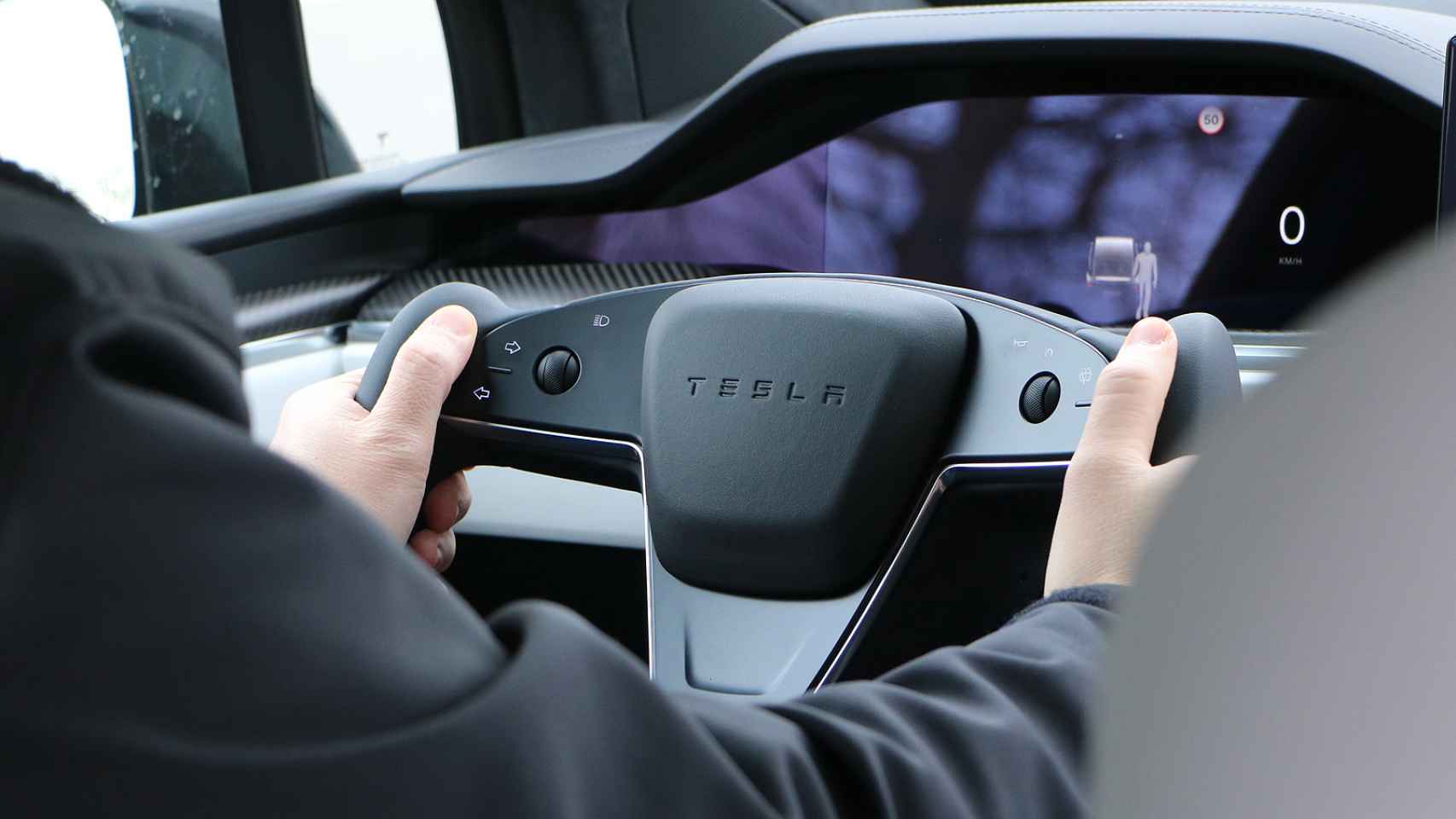 El Tesla Model X cuenta con un volante de tipo 'yoke', sin aro por la parte superior.