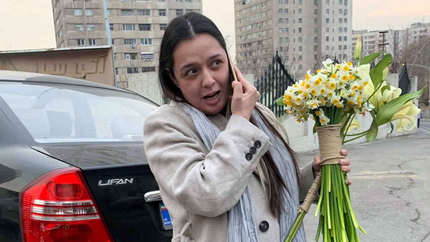 Taraneh Alidoosti habla por teléfono tras ser liberada en Teherán.