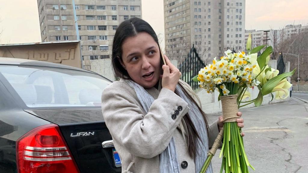 Taraneh Alidoosti habla por teléfono tras ser liberada en Teherán.