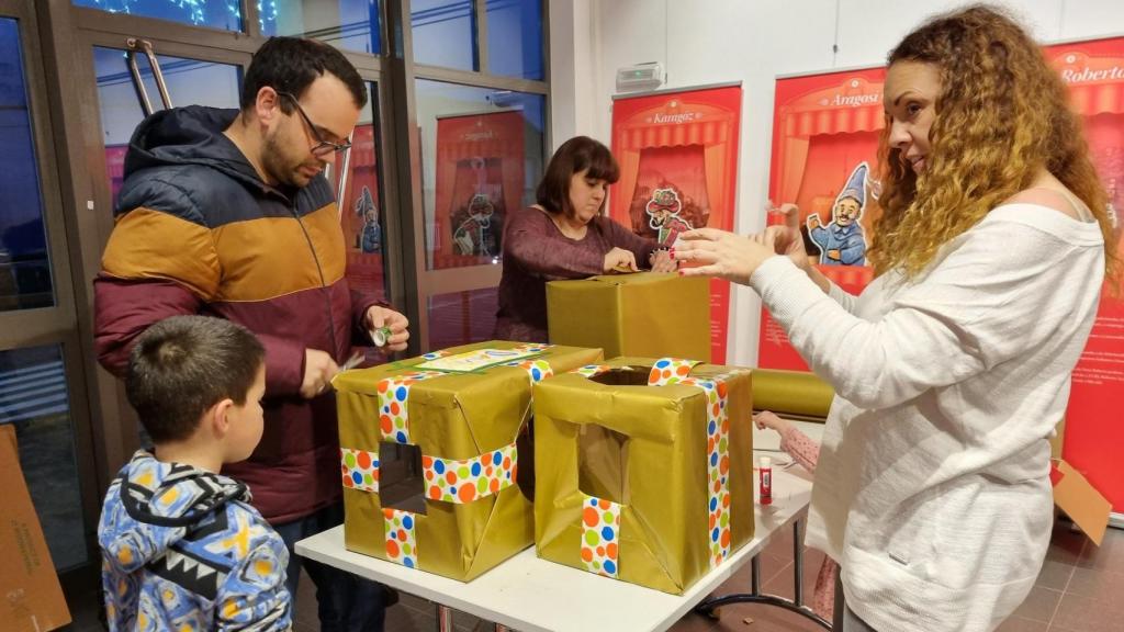 Un taller navideño en una foto de archivo.