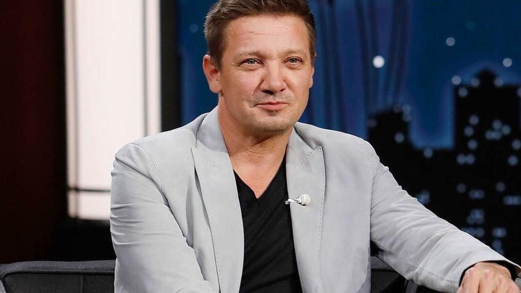 Jeremy Renner agradece a sus fans con un selfi el apoyo tras su accidente: Os mando amor a todos