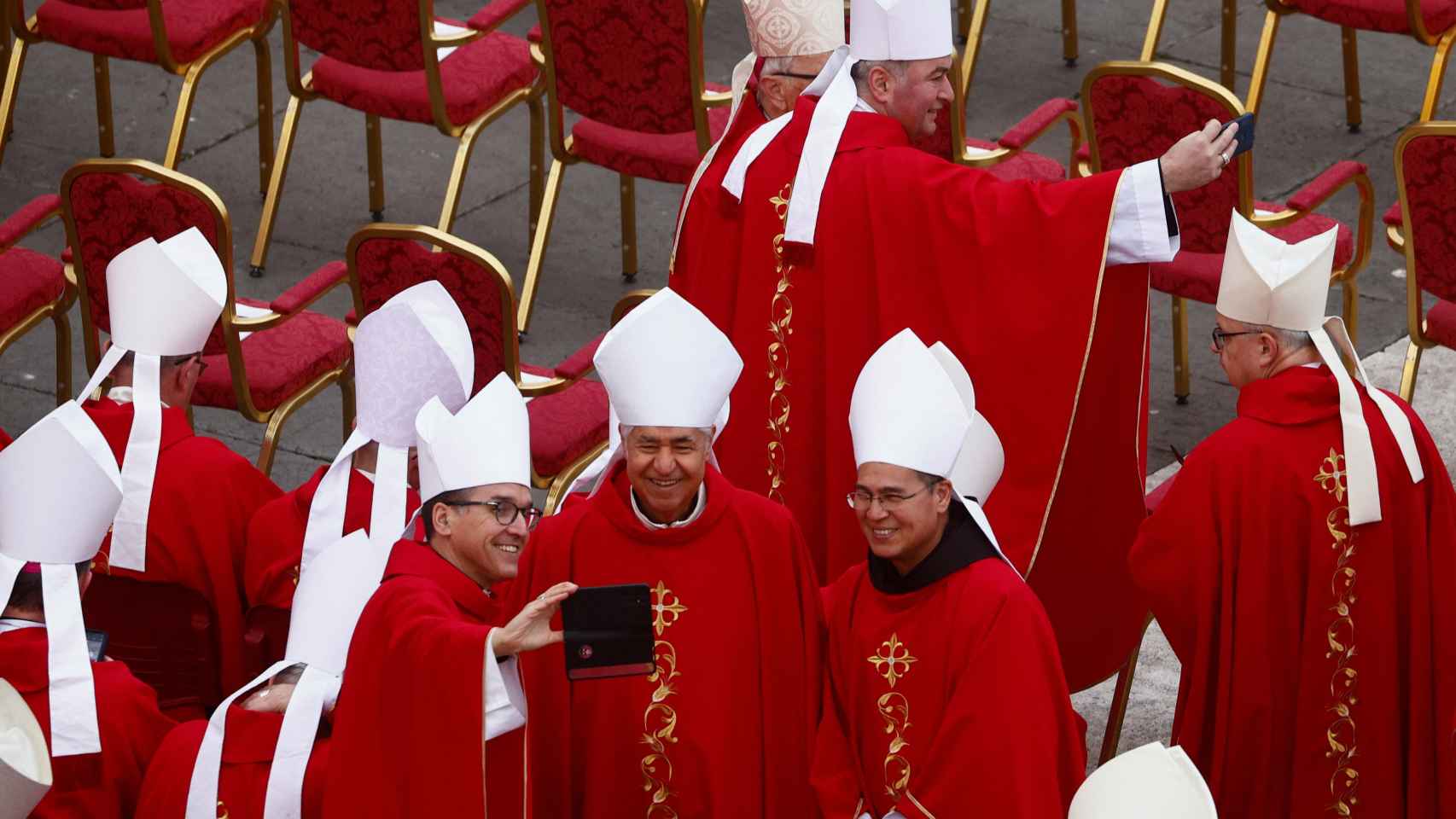 Algunos de los obispos presentes en el funeral de Benedicto XVI se hacen un selfie.